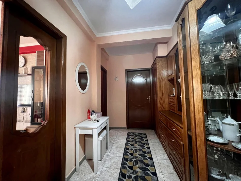 Korce, shitet shtepi 3+1+Ballkon Kati 2, 220 m² 165.000 € (“Rr.Koli Ceku” - Korce)