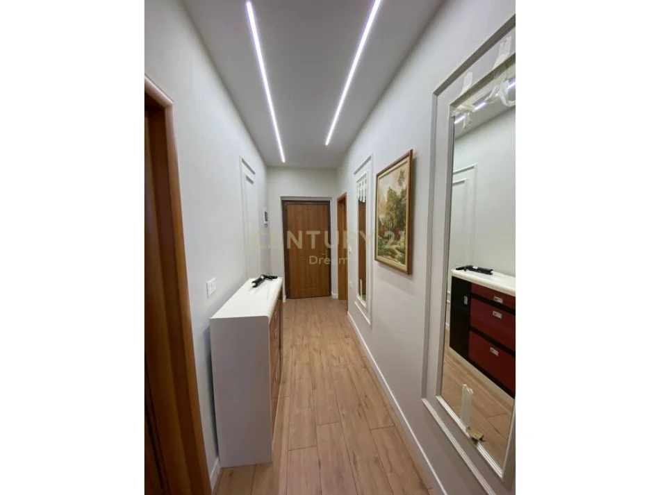 Tirane, jepet me qera apartament 1+1+Ballkon Kati 3, 57 m² 600 € (Xhamllik)