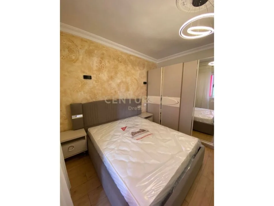 Tirane, jepet me qera apartament 1+1+Ballkon Kati 3, 57 m² 600 € (Xhamllik)