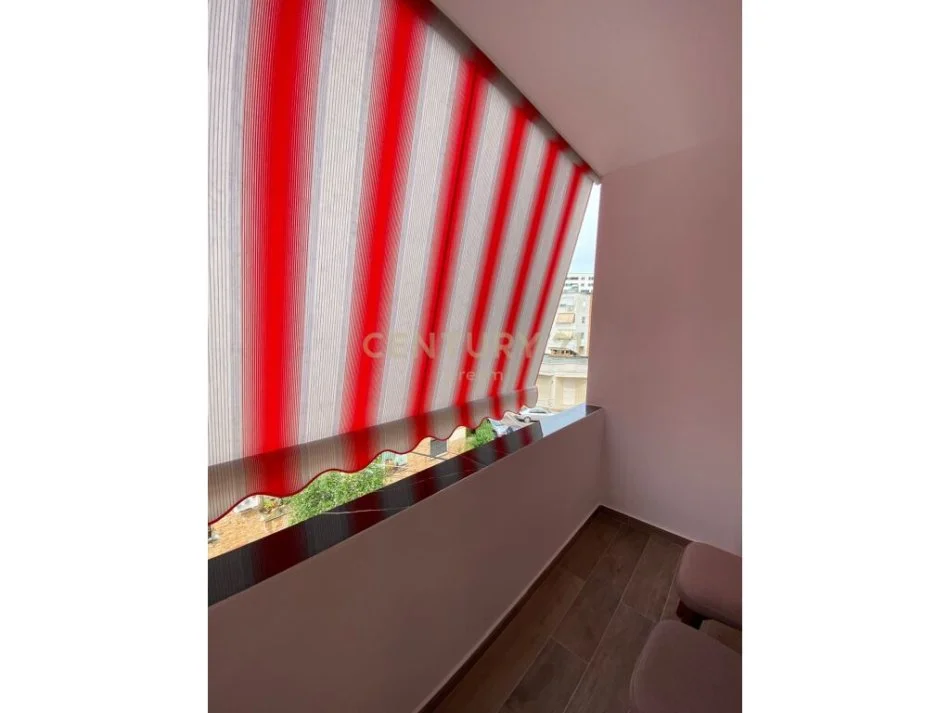 Tirane, jepet me qera apartament 1+1+Ballkon Kati 3, 57 m² 600 € (Xhamllik)