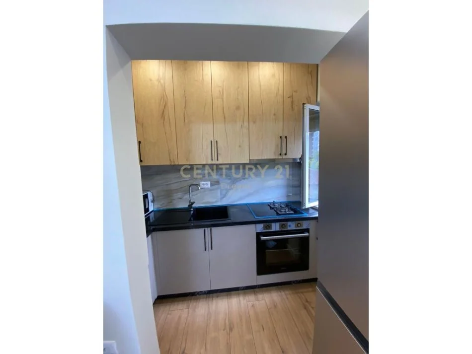 Tirane, jepet me qera apartament 1+1+Ballkon Kati 3, 57 m² 600 € (Xhamllik)