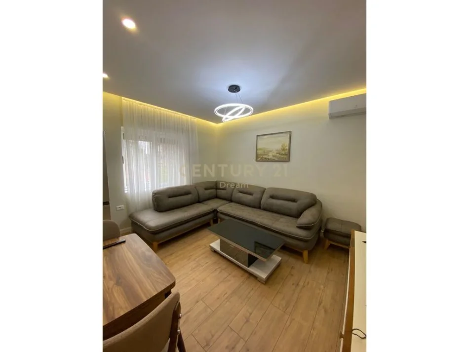 Tirane, jepet me qera apartament 1+1+Ballkon Kati 3, 57 m² 600 € (Xhamllik)