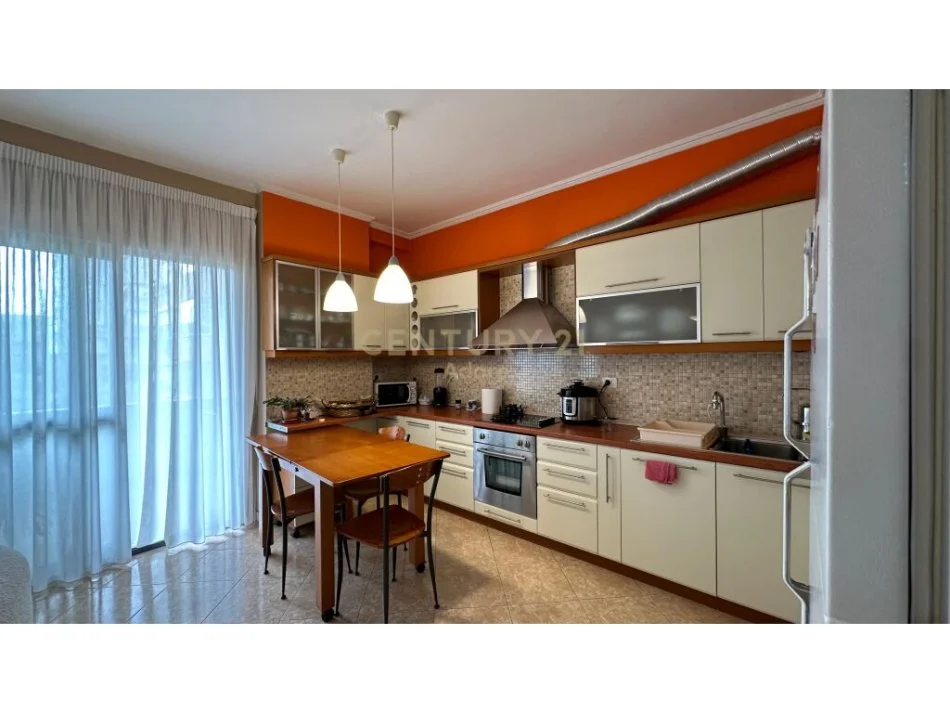 Tirane, shitet apartament 2+1+Ballkon Kati 4, 110 m² 225.000 € (komuna e parisit)