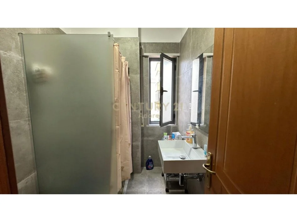 Tirane, shitet apartament 2+1+Ballkon Kati 4, 110 m² 225.000 € (komuna e parisit)