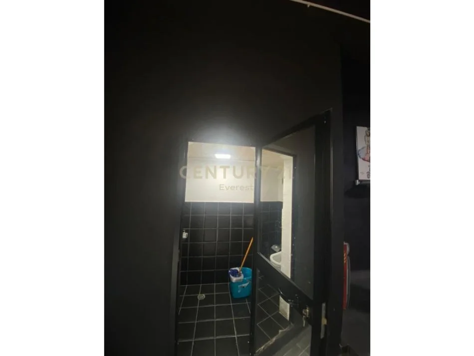 Tirane, jepet me qera ambjent biznesi Kati 0, 64 m² 400 € (Siri Kodra)