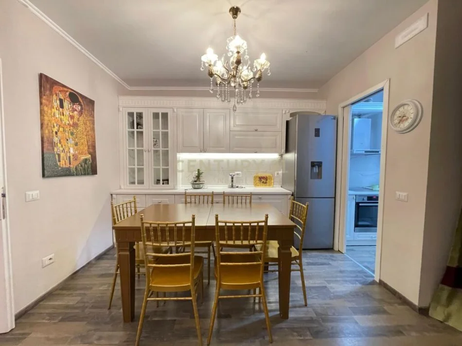 Tirane, jepet me qera apartament 2+1+Ballkon Kati 1, 114 m² 950 € (Liqeni i Thatë)