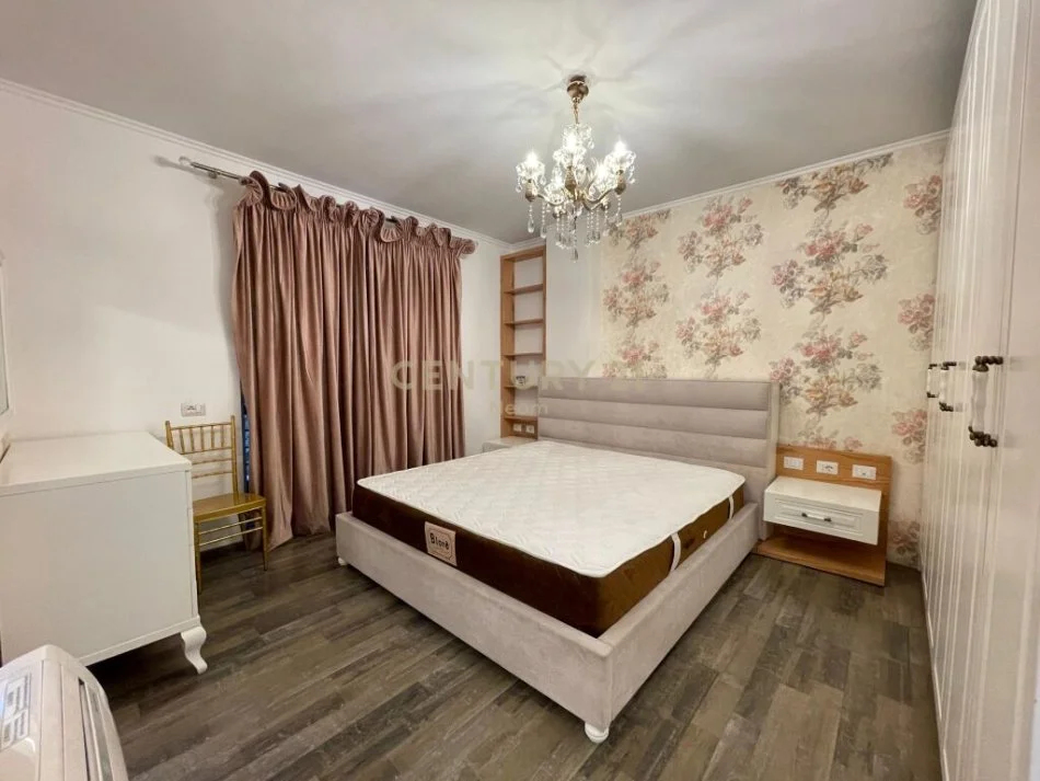 Tirane, jepet me qera apartament 2+1+Ballkon Kati 1, 114 m² 950 € (Liqeni i Thatë)