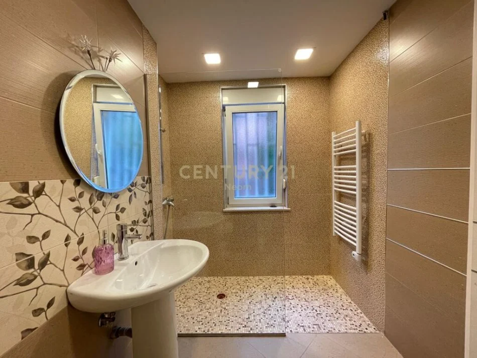 Tirane, jepet me qera apartament 2+1+Ballkon Kati 1, 114 m² 950 € (Liqeni i Thatë)