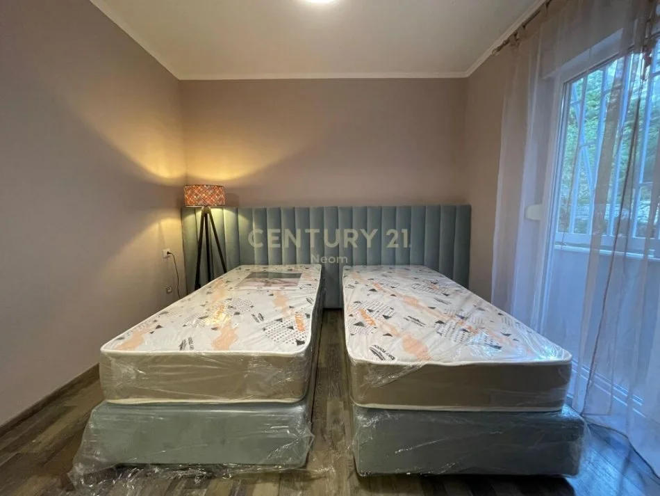 Tirane, jepet me qera apartament 2+1+Ballkon Kati 1, 114 m² 950 € (Liqeni i Thatë)