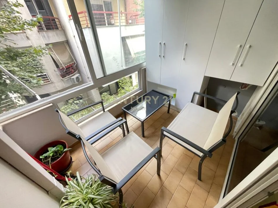 Tirane, jepet me qera apartament 2+1+Ballkon Kati 1, 114 m² 950 € (Liqeni i Thatë)