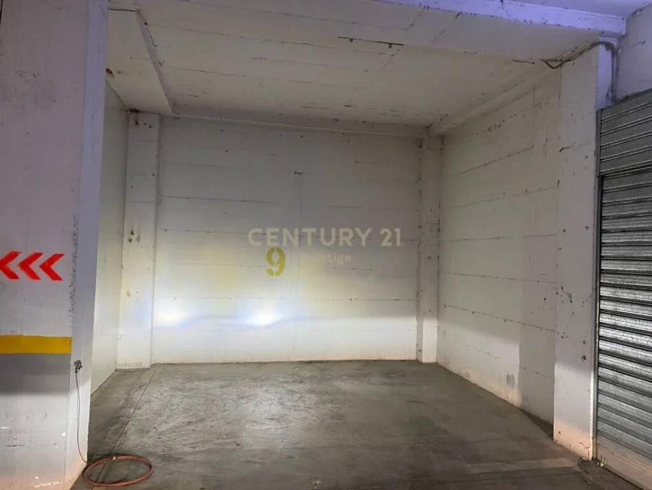 𝐓𝐢𝐫𝐚𝐧𝐞, 𝐣𝐞𝐩𝐞𝐭 𝐦𝐞 𝐪𝐞𝐫𝐚 𝐚𝐦𝐛𝐣𝐞𝐧𝐭 𝐛𝐢𝐳𝐧𝐞𝐬𝐢 𝐊𝐚𝐭𝐢 𝟏, 𝟕𝟎 𝐦² 𝟗𝟎𝟎 € (𝐏𝐚𝐳𝐚𝐫𝐢 𝐢 𝐫𝐢)