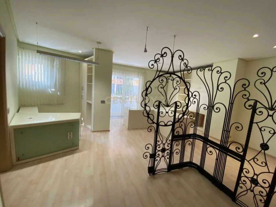 Tirane, jepet me qera ambjent biznesi Kati 2, 70 m² 900 € (pazari iri)