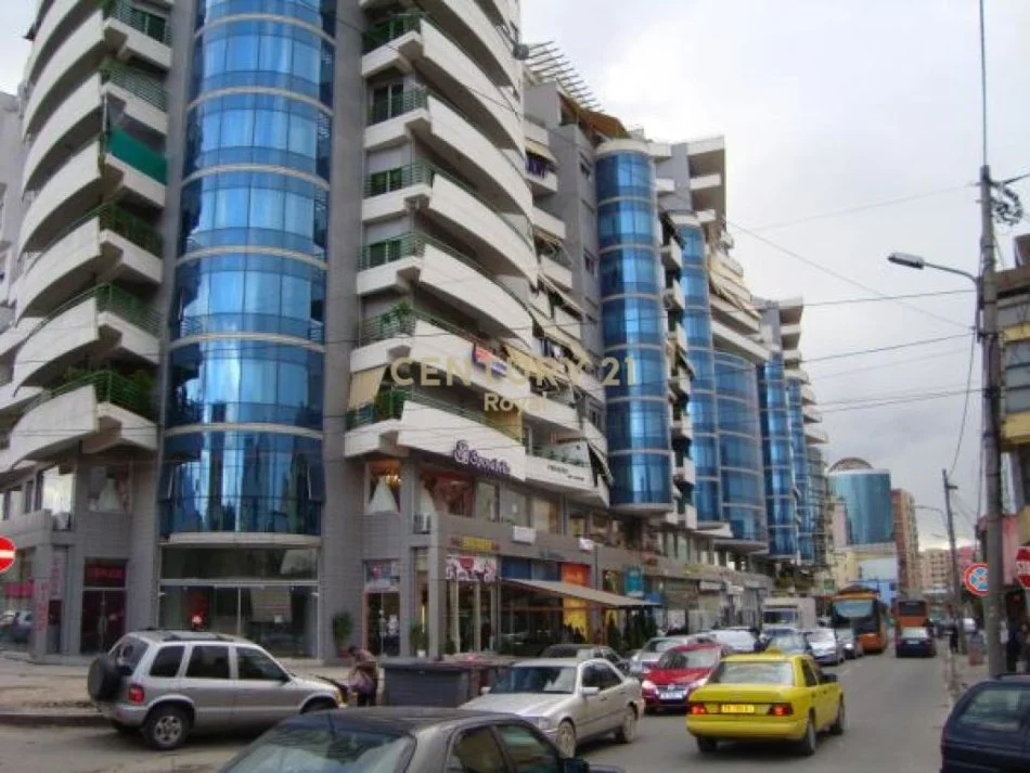 Tirane, jepet me qera ambjent biznesi Kati 2, 256 m² 2.200 € (e dibres)