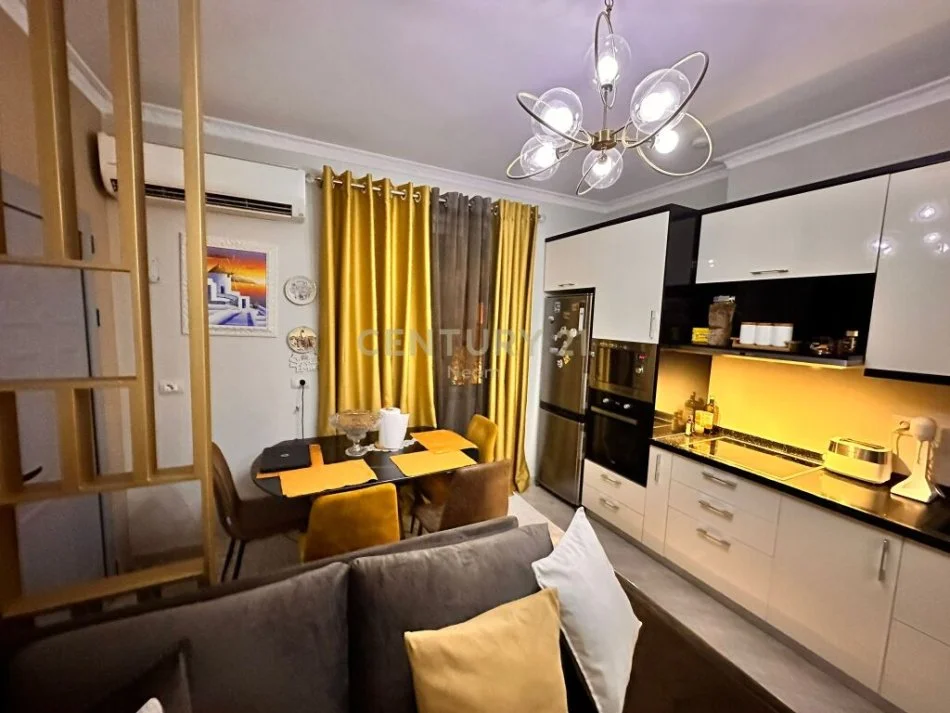 Tirane, jepet me qera apartament 2+1 Kati 3, 88 m² 700 € (kodra e diellit)