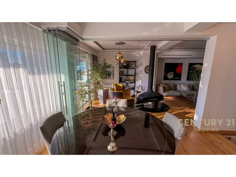 Tirane, jepet me qera 4+1+Ballkon Kati 2, 350 m² 4.500 € (TEG)