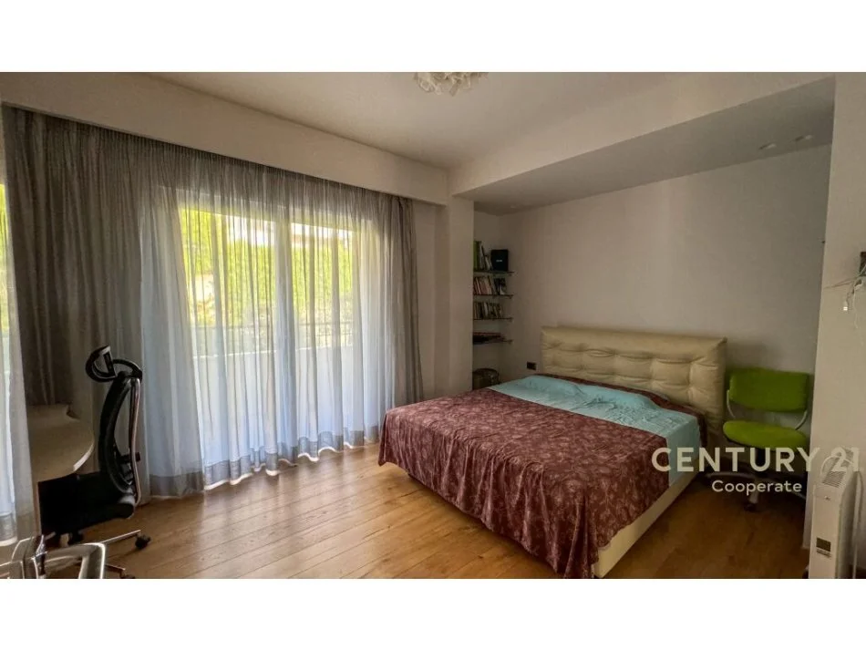 Tirane, jepet me qera 4+1+Ballkon Kati 2, 350 m² 4.500 € (TEG)