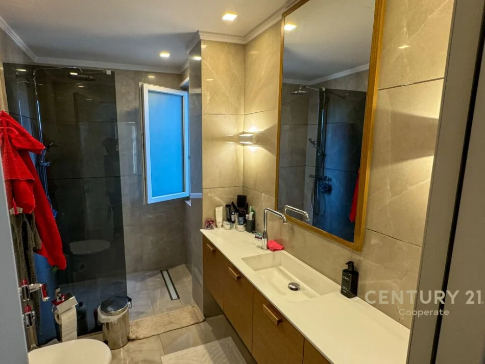 Tirane, jepet me qera 4+1+Ballkon Kati 2, 350 m² 4.500 € (TEG)