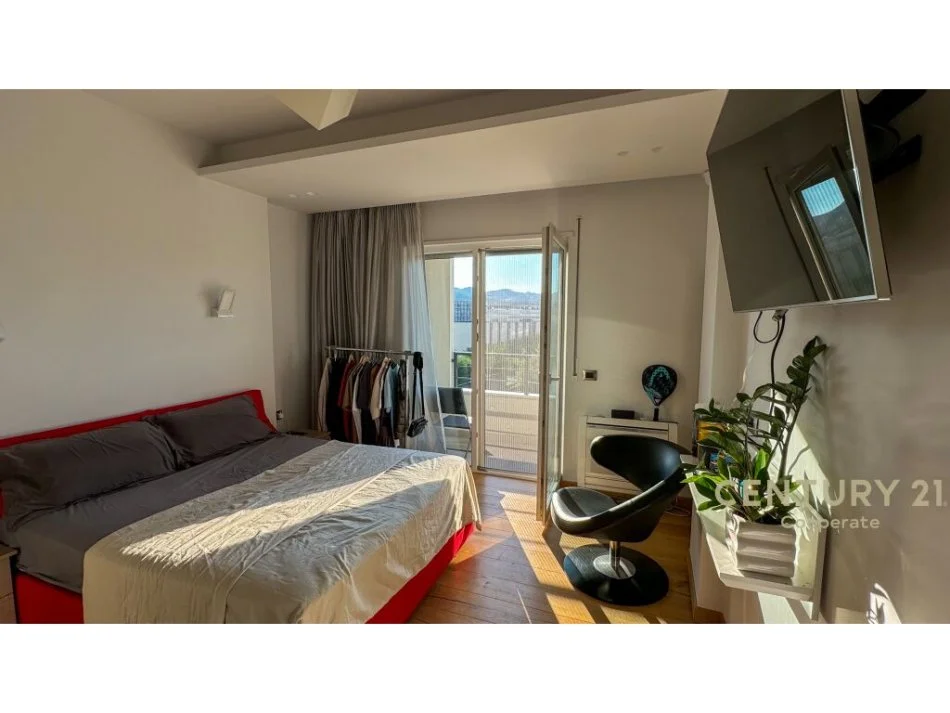 Tirane, jepet me qera 4+1+Ballkon Kati 2, 350 m² 4.500 € (TEG)