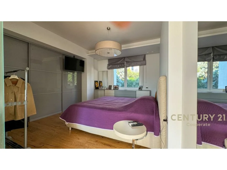 Tirane, jepet me qera 4+1+Ballkon Kati 2, 350 m² 4.500 € (TEG)
