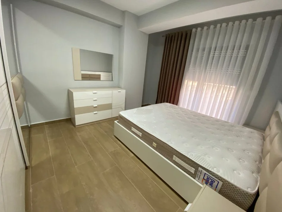 Tirane, jepet me qera apartament 1+1+Ballkon Kati 4, 60 m² 500 € (Kodra E Diellit)