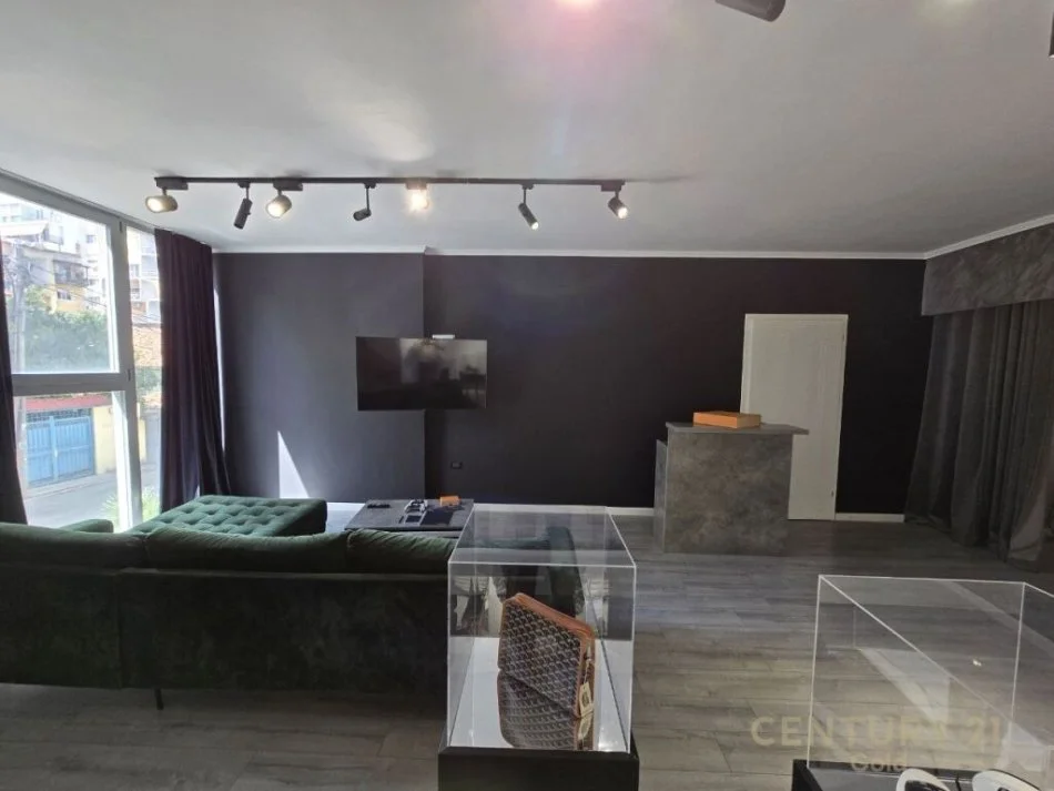 Tirane, shitet dyqan Kati 0, 57 m² 140.000 € (pazari i ri)