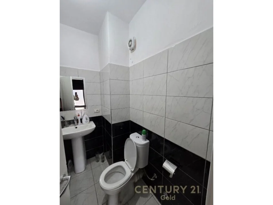 Tirane, shitet dyqan Kati 0, 57 m² 140.000 € (pazari i ri)