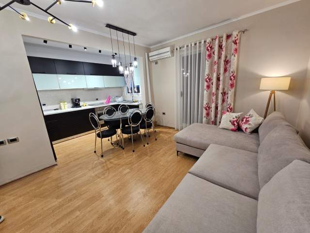 Tirane, jepet me qera apartament 1+1+BLK Kati 3, 58 m² 450 Euro (Oxhaku)