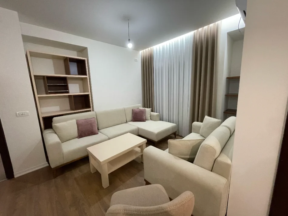 Tirane, jepet me qera apartament 1+1 Kati 4, 450 € (Yzberisht)