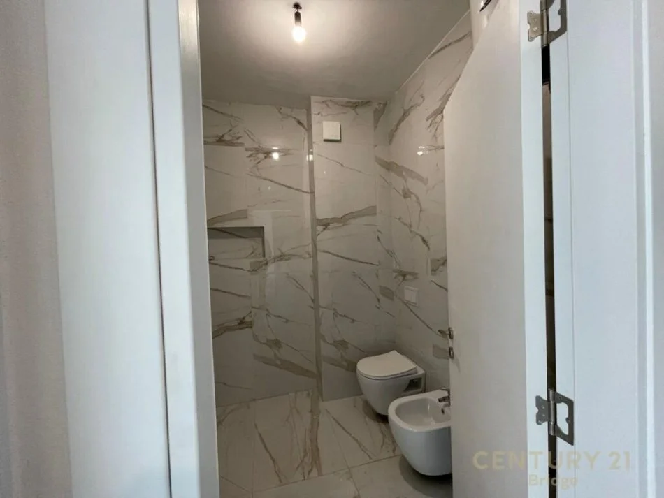 𝐓𝐢𝐫𝐚𝐧𝐞, 𝐣𝐞𝐩𝐞𝐭 𝐦𝐞 𝐪𝐞𝐫𝐚 𝐚𝐩𝐚𝐫𝐭𝐚𝐦𝐞𝐧𝐭 𝟐+𝟏 𝐊𝐚𝐭𝐢 𝟗, 𝟗𝟑 𝐦² 𝟔𝟓𝟎 € (𝐌𝐲𝐬𝐥𝐲𝐦 𝐒𝐡𝐲𝐫𝐢)