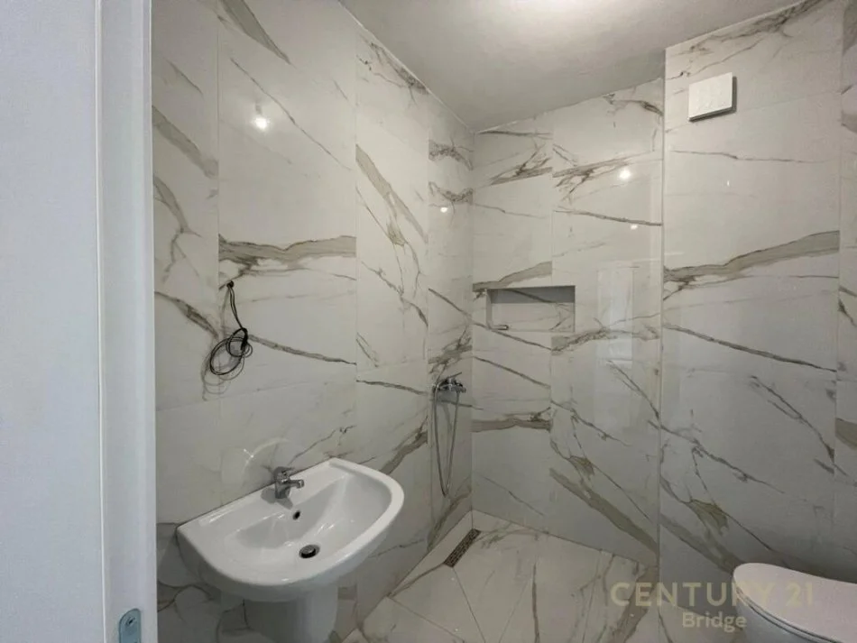 𝐓𝐢𝐫𝐚𝐧𝐞, 𝐣𝐞𝐩𝐞𝐭 𝐦𝐞 𝐪𝐞𝐫𝐚 𝐚𝐩𝐚𝐫𝐭𝐚𝐦𝐞𝐧𝐭 𝟐+𝟏 𝐊𝐚𝐭𝐢 𝟗, 𝟗𝟑 𝐦² 𝟔𝟓𝟎 € (𝐌𝐲𝐬𝐥𝐲𝐦 𝐒𝐡𝐲𝐫𝐢)