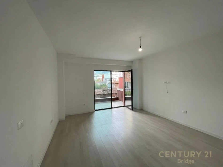 Tirane, jepet me qera apartament 2+1 Kati 6, 60 m² 700 € (petro nin)