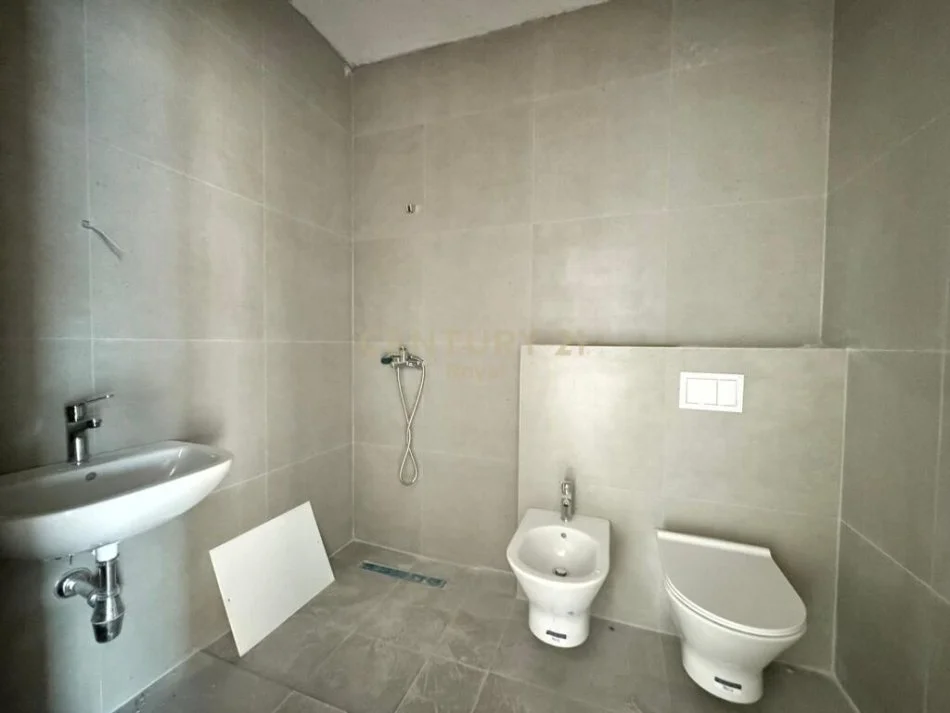 Tirane, shitet apartament 2+1 Kati 7, 108 m² 162.000 € (asl)