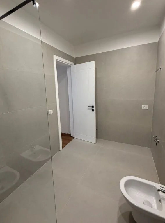 Tirane, shitet apartament 2+1 Kati 3, 118 m² 330.000 € (Prane Hotel Radisson)