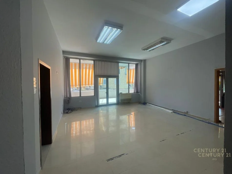 Tirane, jepet me qera ambjent biznesi Kati 1, 120 m² 1.300 € (komuna)