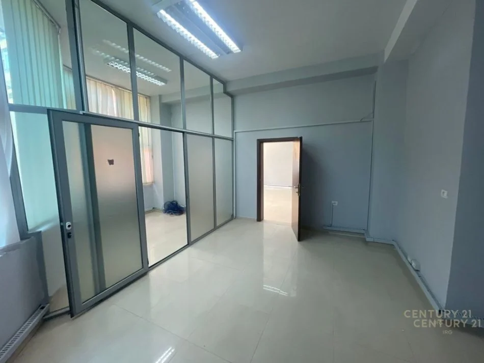 Tirane, jepet me qera ambjent biznesi Kati 1, 120 m² 1.300 € (komuna)