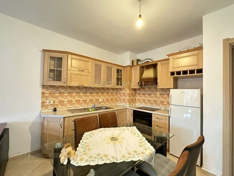 Tirane, jepet me qera apartament 3+1 Kati 2, 450 € (Besim Alla)