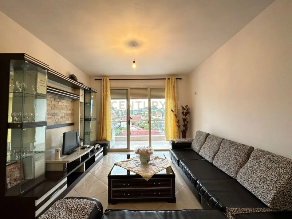 Tirane, jepet me qera apartament 3+1 Kati 2, 450 € (Besim Alla)