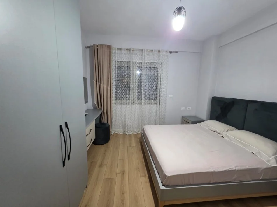Tirane, jepet me qera apartament 2+1 Kati 4, 100 m² 900 € (Ring Center Zogu i Zi)