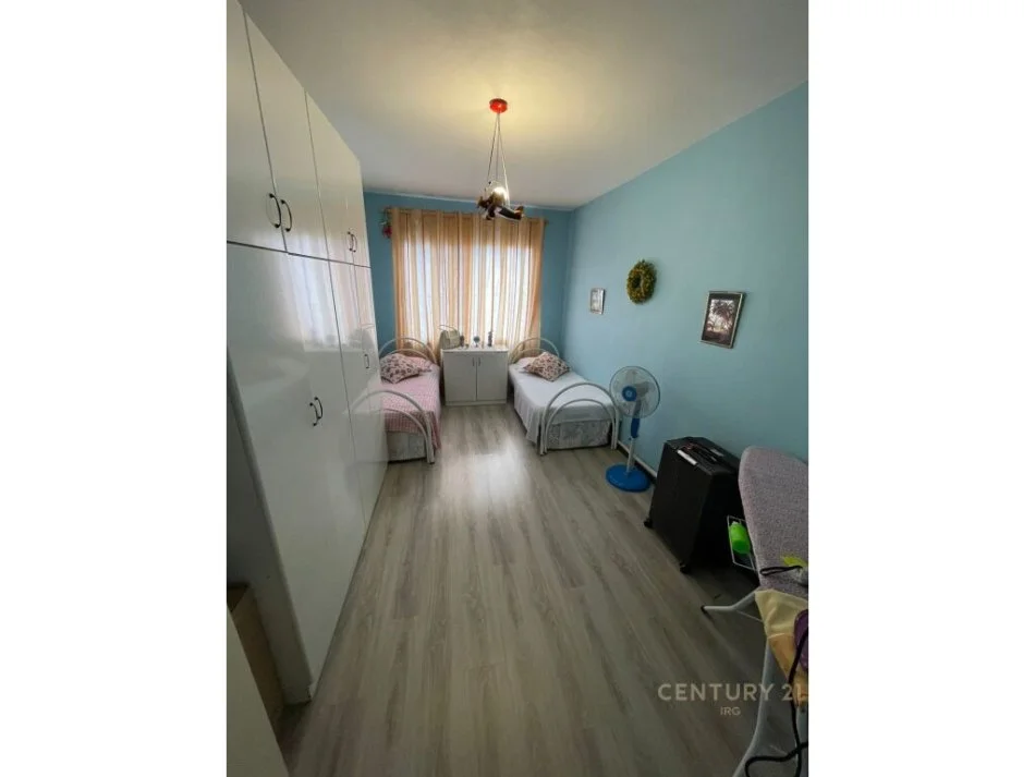 𝐓𝐢𝐫𝐚𝐧𝐞, 𝐬𝐡𝐢𝐭𝐞𝐭 𝐚𝐩𝐚𝐫𝐭𝐚𝐦𝐞𝐧𝐭 𝟐+𝟏 𝐊𝐚𝐭𝐢 𝟔, 𝟏𝟎𝟔 𝐦² 𝟏𝟑𝟖.𝟎𝟎𝟎 € (𝐘𝐳𝐛𝐞𝐫𝐢𝐬𝐡𝐭)