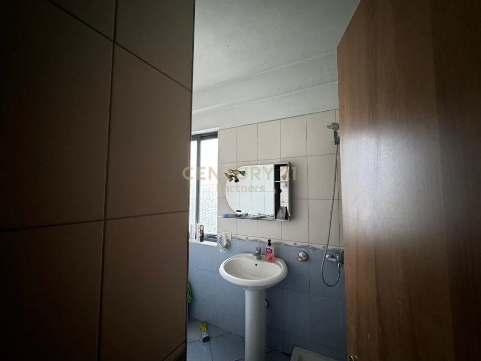 Tirane, shitet apartament 1+1 Kati 5, 84 m² 104.000 € (kodra e diellit)