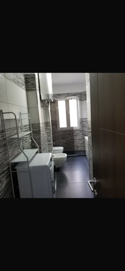 Tirane, jepet me qera apartament 2+1 Kati 1, 75 m² 600 € 