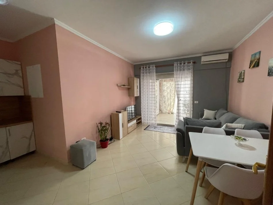 komuna  e parisit ndarje qeraje 300eur perosni jepet me qera Kati 2, siper qendres kristal