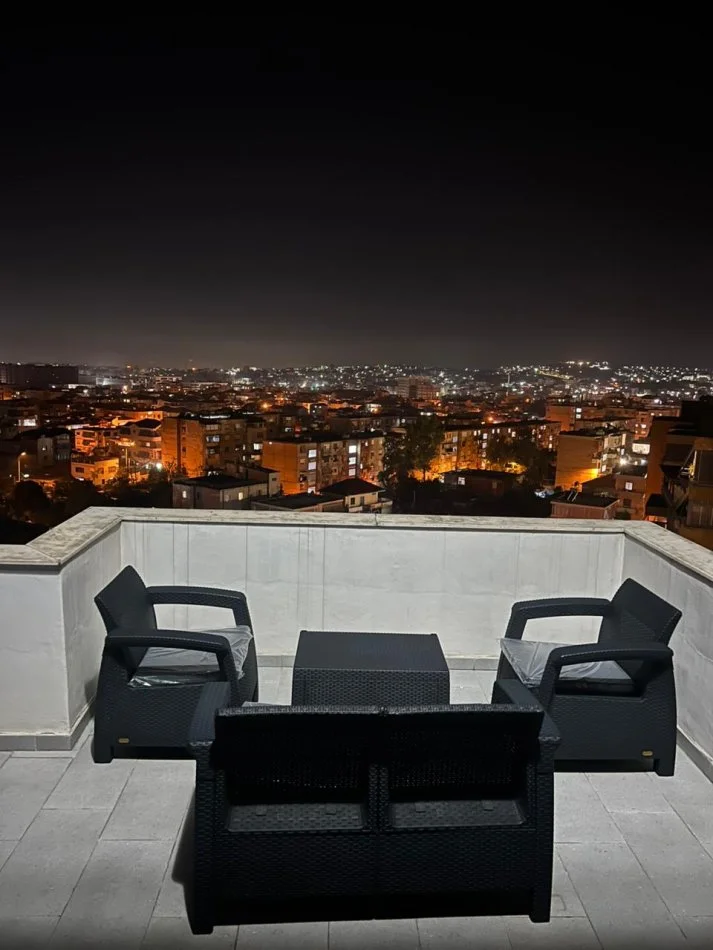 Tirane, jepet me qera apartament 2+1+Ballkon Kati 5, 120 m² 800 € (Shkolla e Bashkuar)