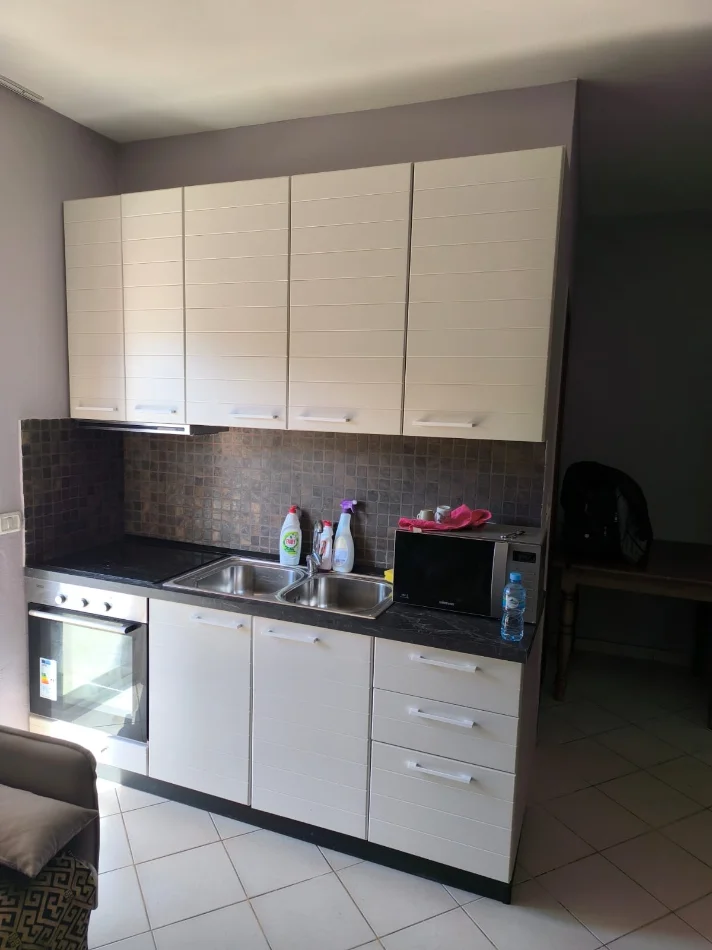 Durres, jepet me qera apartament 1+1+Ballkon Kati 1, 350 € (Shkembi i Kavajes)