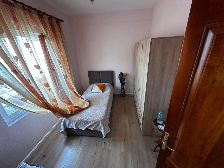 Tirane, jepet me qera apartament duplex 3+1+Ballkon Kati 2, 120 m² 650 € (Rruga gjin gjergji)