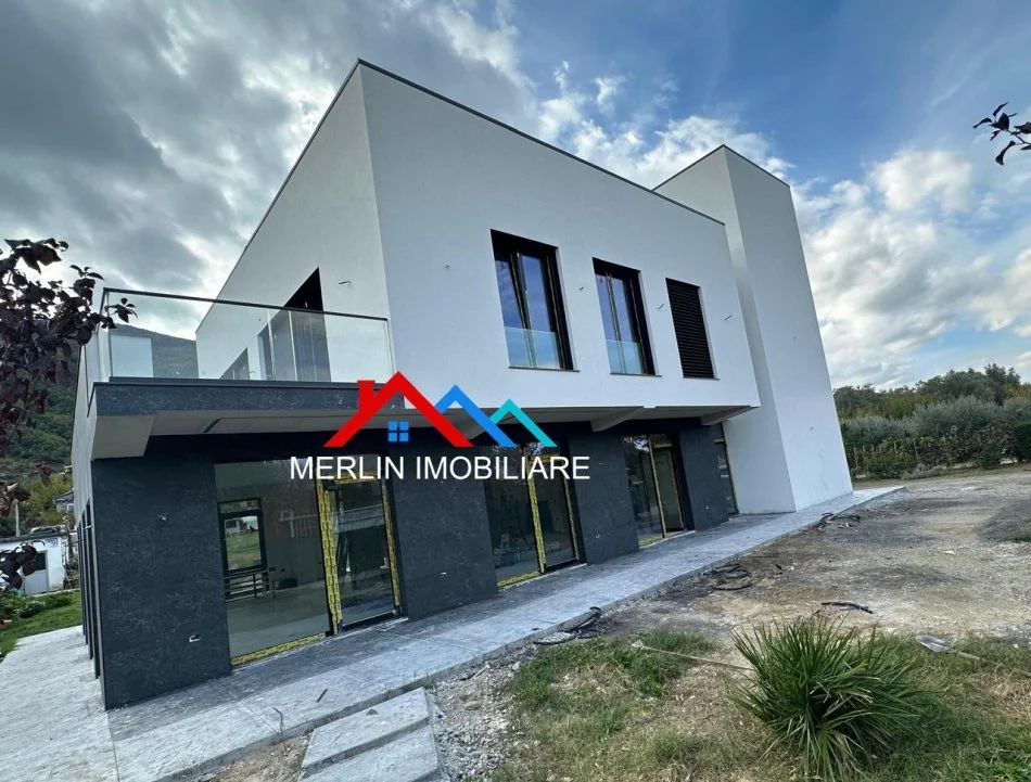 Tirane, jepet me qera ambjent biznesi Kati 2, 360 m² 3.000 € (BERZHITE)