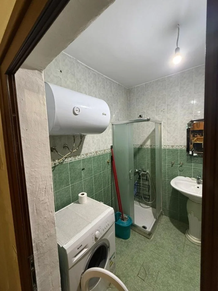 Tirane, jepet me qera apartament 2+1+Ballkon Kati 5, 100 m² 750 € (Kristal Center, Komuna e Parisit)