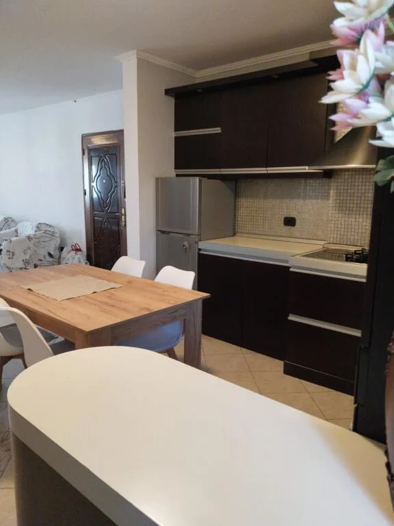 jepet me qera , 800 €