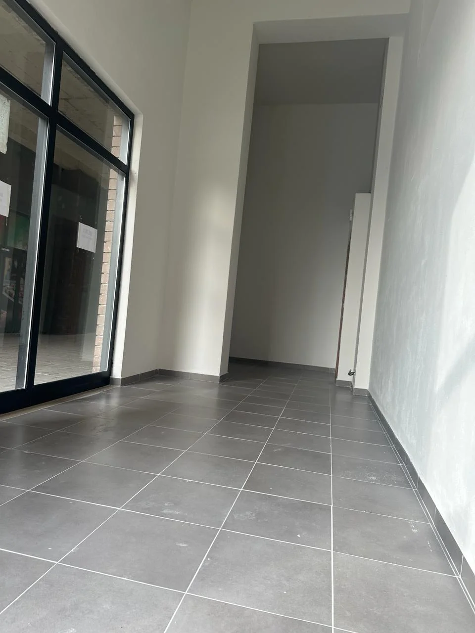 Tirane, shitet dyqan Kati 0 (perdhe), Sip 28.68m² 77,400 Euro (Kompleksi Golden Park)