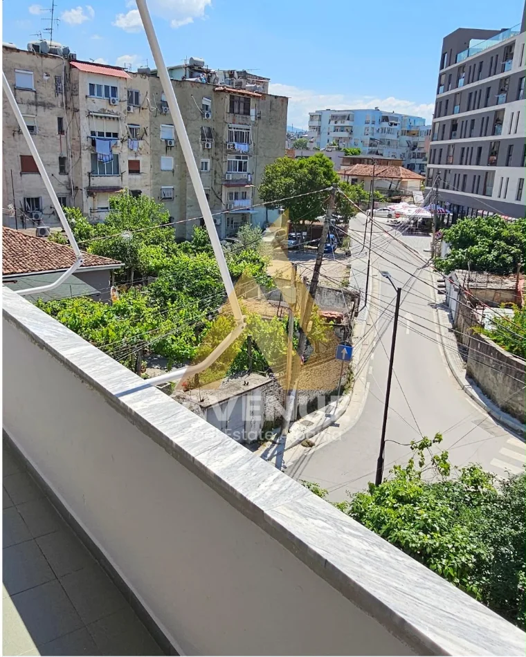 Tirane, jepet me qera apartament 1+1+Ballkon Kati 4, 60 m² 500 € (Rruga Mihal Grameno)